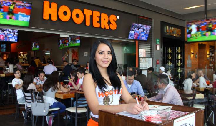 Hooters México anuncia que no participará en el cambio de uniforme de sus colaboradoras